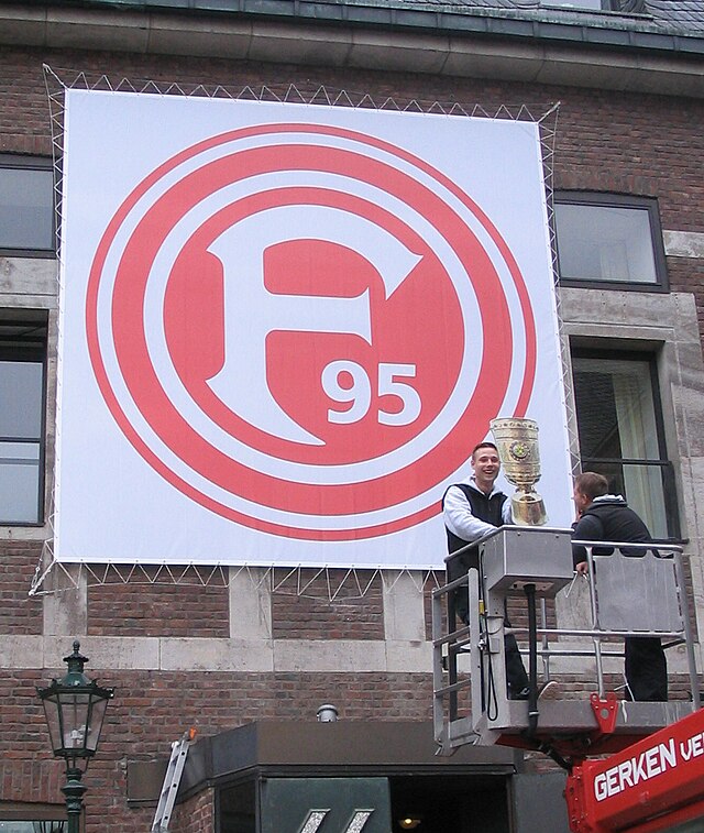 Düsseldorf,_am_Nachmittag_des_Aufstiegsendspiels_von_Fortuna_in_die_Bundesliga,_Mai_2012_(2)